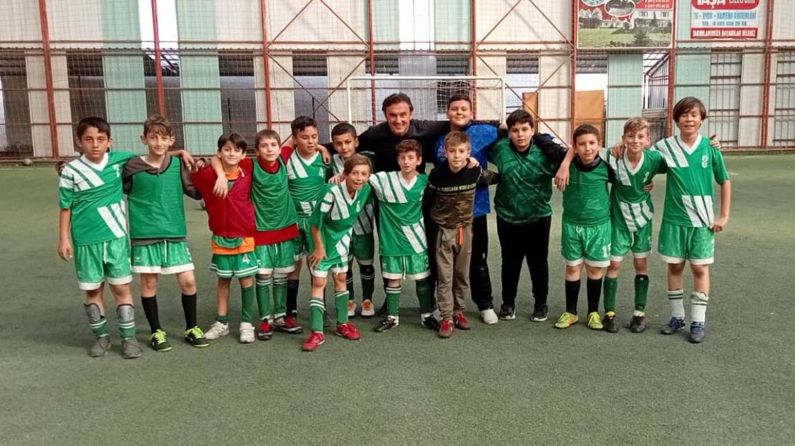 Okul Futbol Takımımız, İlçemizde Düzenlenen Müsabakalarda Okulumuzu Başarıyla Temsil Ediyor